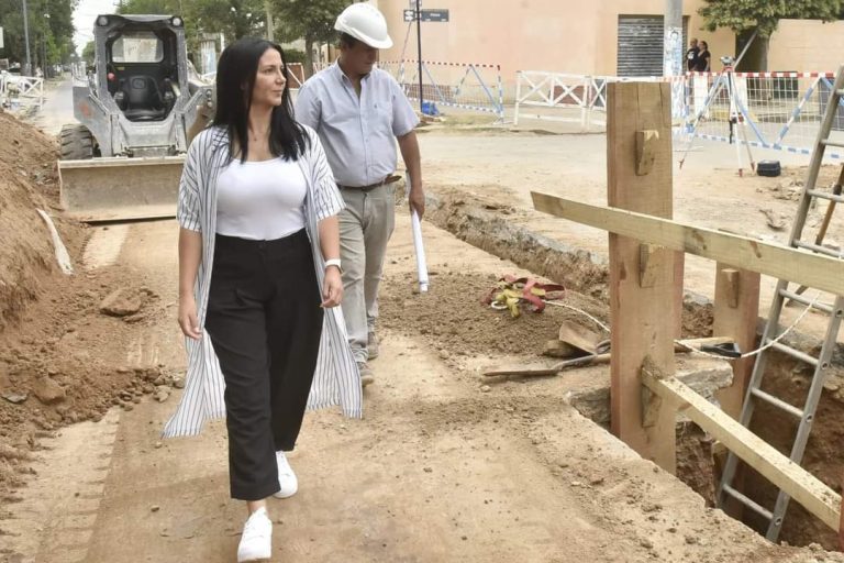 Correa supervisó el avance de obra de la Red Primaria de Agua en Grand Bourg