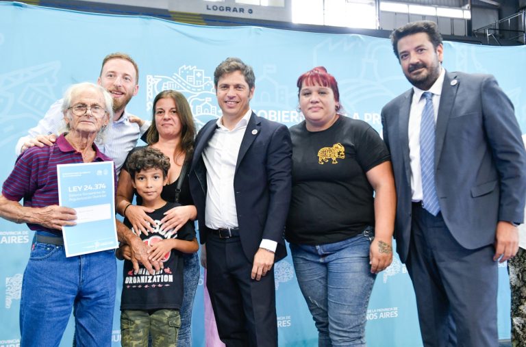 Kicillof entregó 272 títulos de propiedad para familias de Lomas de Zamora