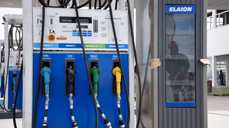 Cayó la venta de combustibles, pero YPF aumentó su participación en el mercado