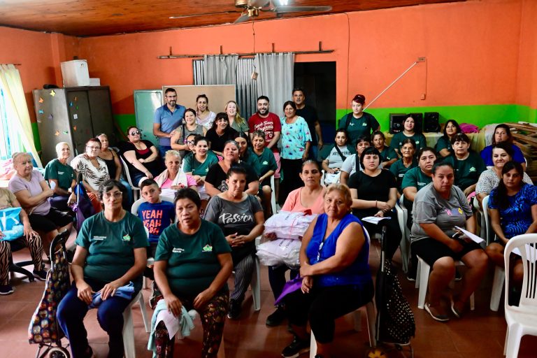 Entregan guardapolvos a alumnos de Esteban Echeverría