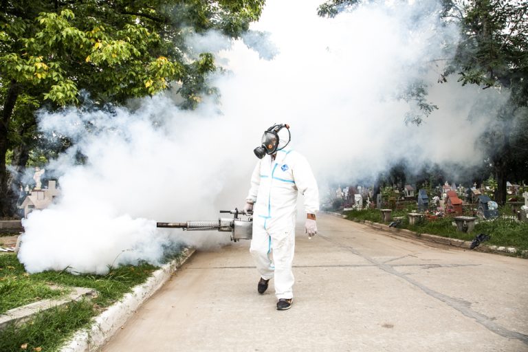 Gran operativo de fumigación en el Cementerio Municipal de Rafael Calzada