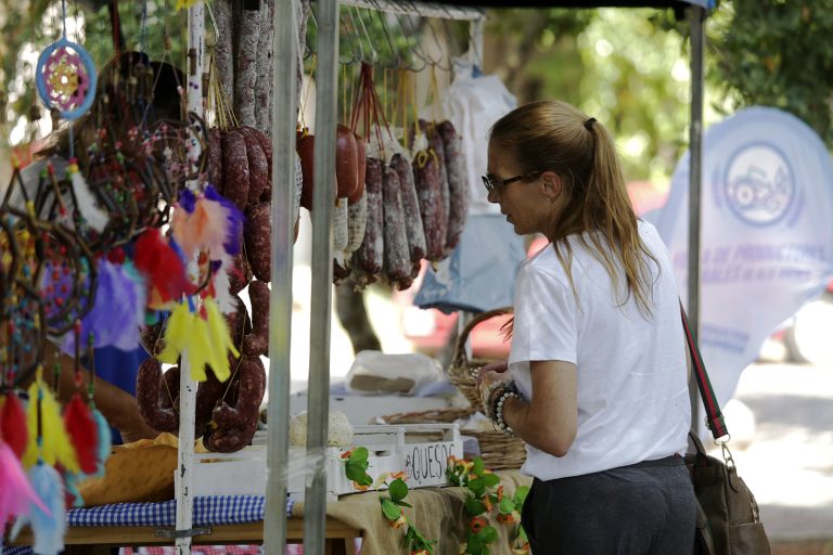 Feria de productores locales en Adrogué