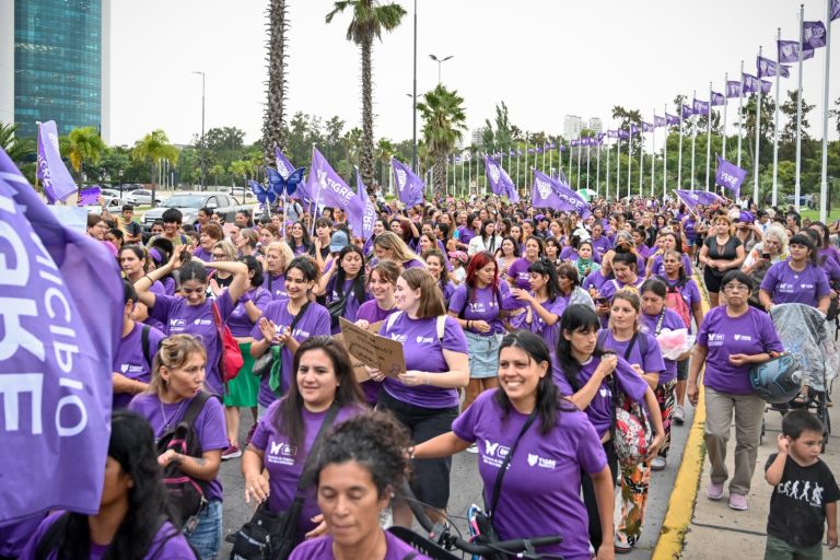Multitudinaria marcha por el Día de la Mujer en Tigre