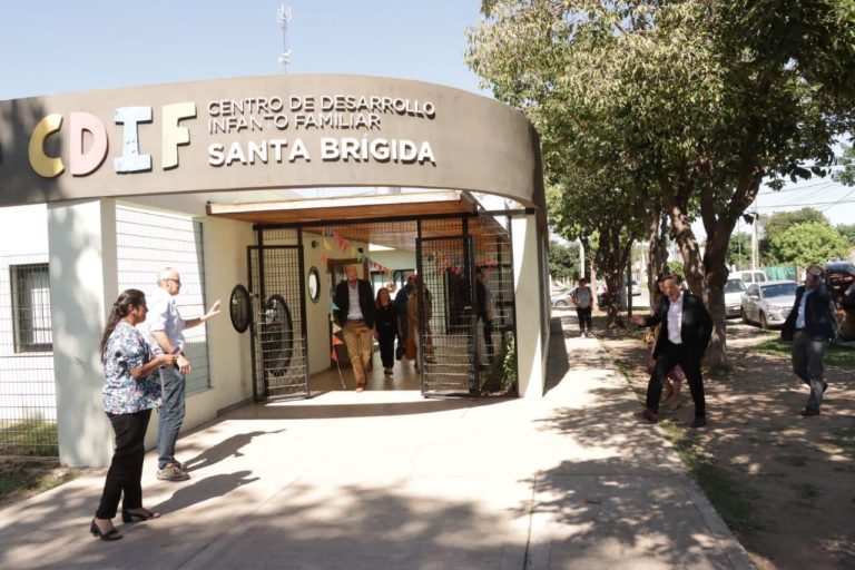 Méndez inauguró una obra de eficiencia energética junto al embajador de Francia
