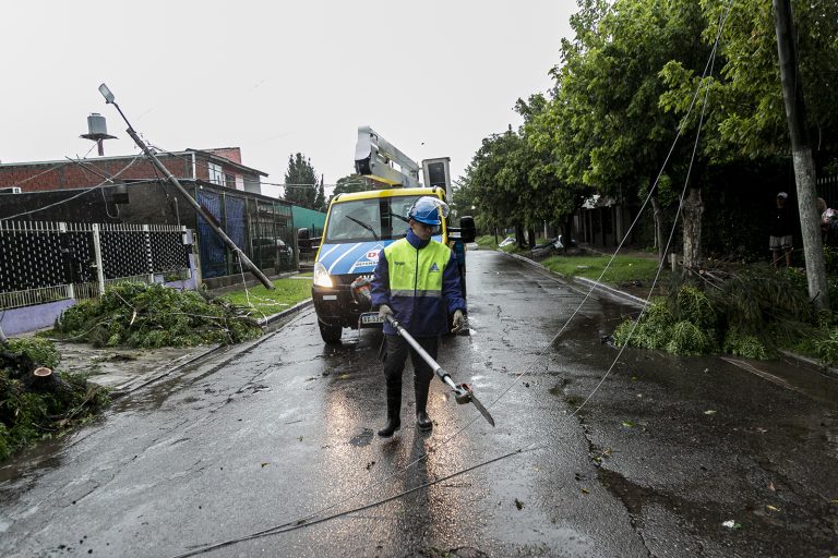 Las cuadrillas de Almirante Brown trabajan fuertemente para mitigar los efectos de la tormenta