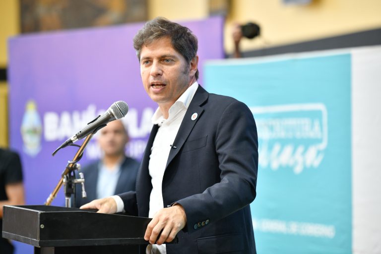 Kicillof firmó un convenio para realizar obras en barrios populares