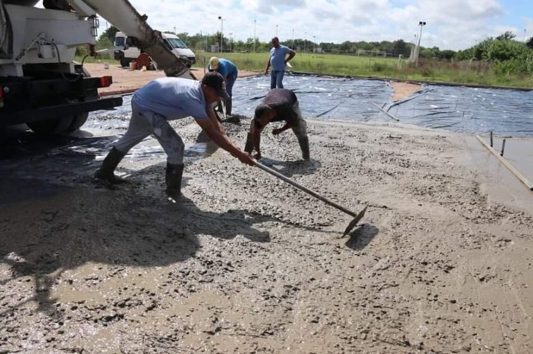 Construyen playón polideportivo en Club Atlético Ranchos