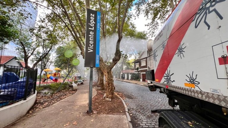 Fumigan plazas en Vicente López