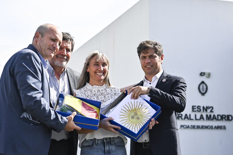 Kicillof inauguró obras en una escuela y destacó el valor del Estado