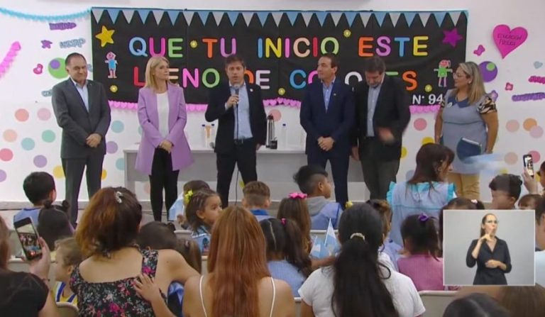 Kicillof abrió el ciclo lectivo en la Provincia y dijo que Milei “cortó una parte del sueldo a los maestros”