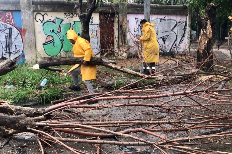 Mayra Mendoza supervisó el operativo para asistir a las zonas afectadas por el temporal