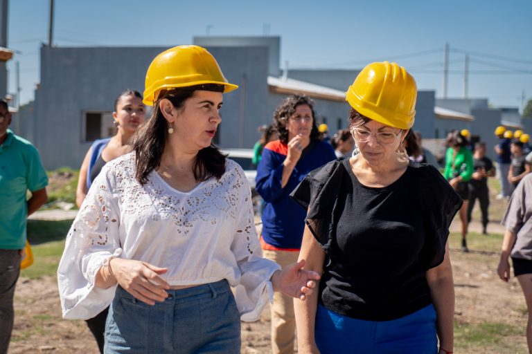Mariel Fernández y Batakis recorrieron la obra de 116 viviendas en Moreno