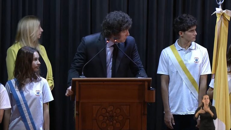 Milei volvió a su escuela en un acto con tinte político y dos alumnos desmayados