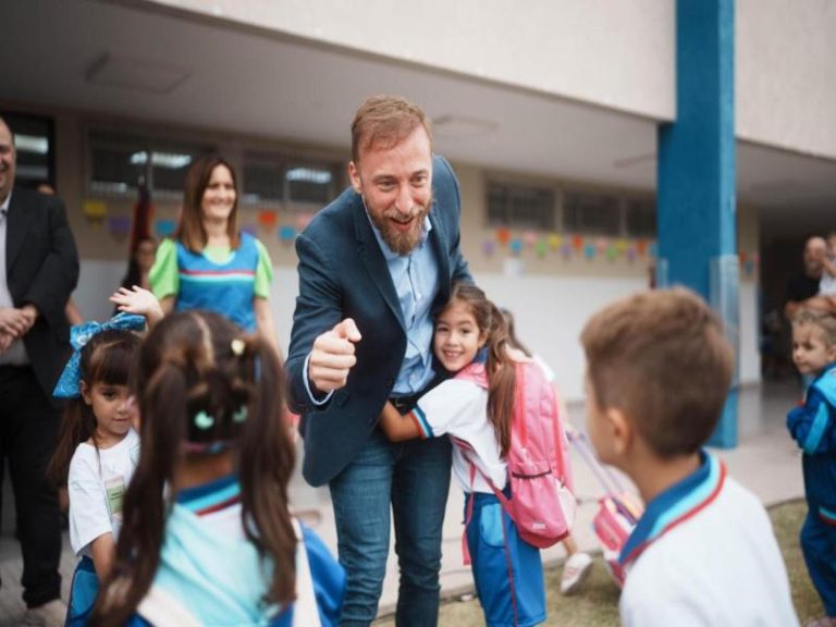 Otermín participó de la inauguración de ciclo lectivo en Lomas