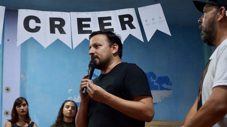 González Santalla presentó un proyecto de ley para restringir el uso de celulares en las escuelas