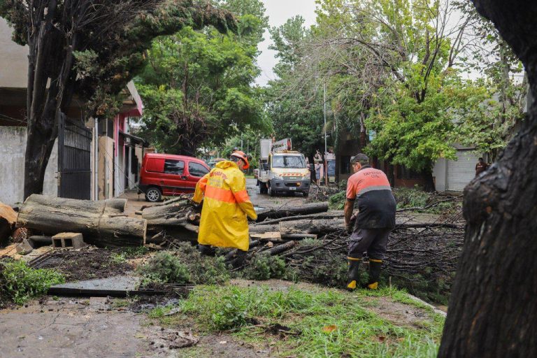 Continúan los operativos de limpieza y destape de sumideros en Lanús