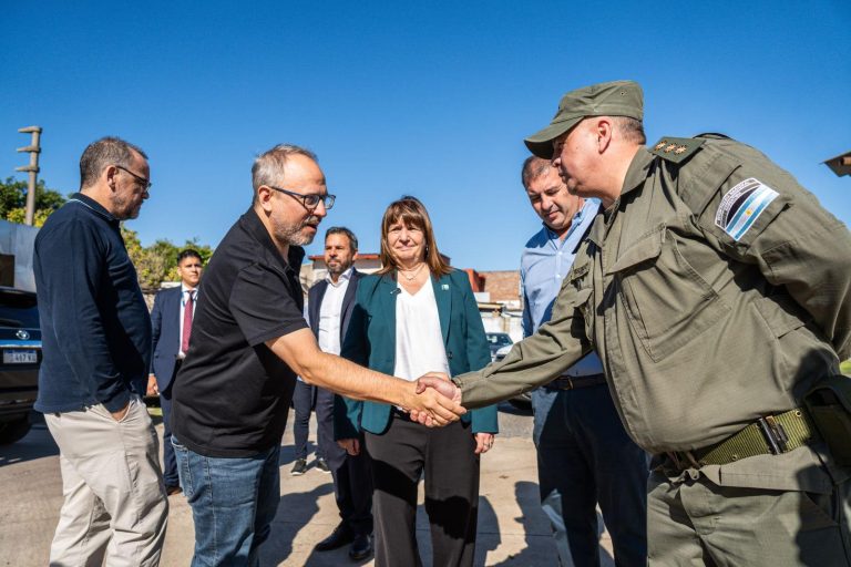 Valenzuela y Bullrich supervisaron el arribo de más fuerzas federales en Fuerte Apache
