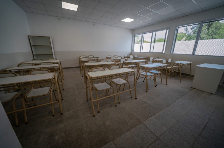 Entregan nuevos mobiliarios para escuelas públicas de Moreno