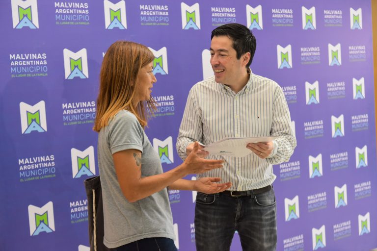 Nardini entregó habilitaciones a comerciantes de Malvinas Argentinas