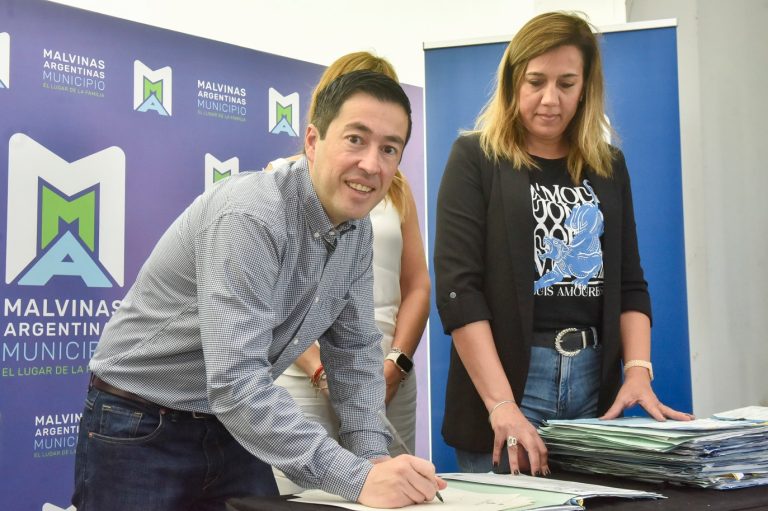 Entregan escrituras en Malvinas Argentinas
