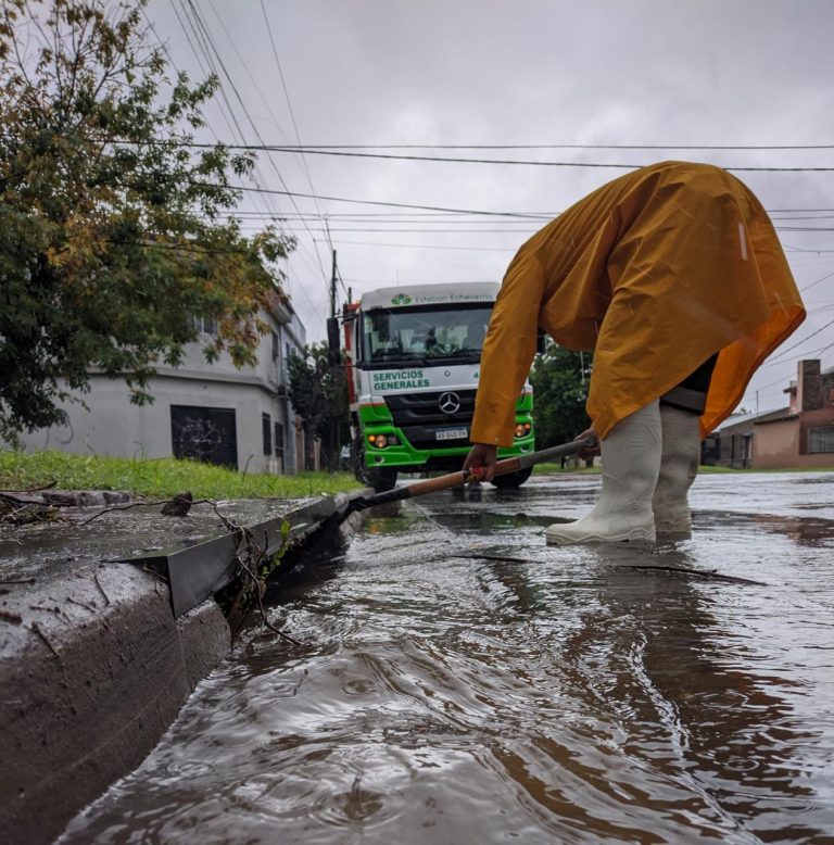 Trabajos de saneamiento por la tormenta en Esteban Echeverría