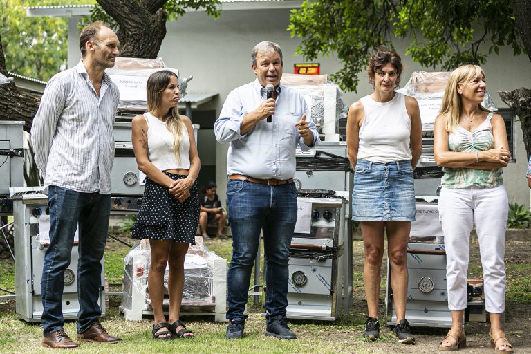 Cascallares entregó maquinarias y herramientas a emprendedores de Almirante Brown