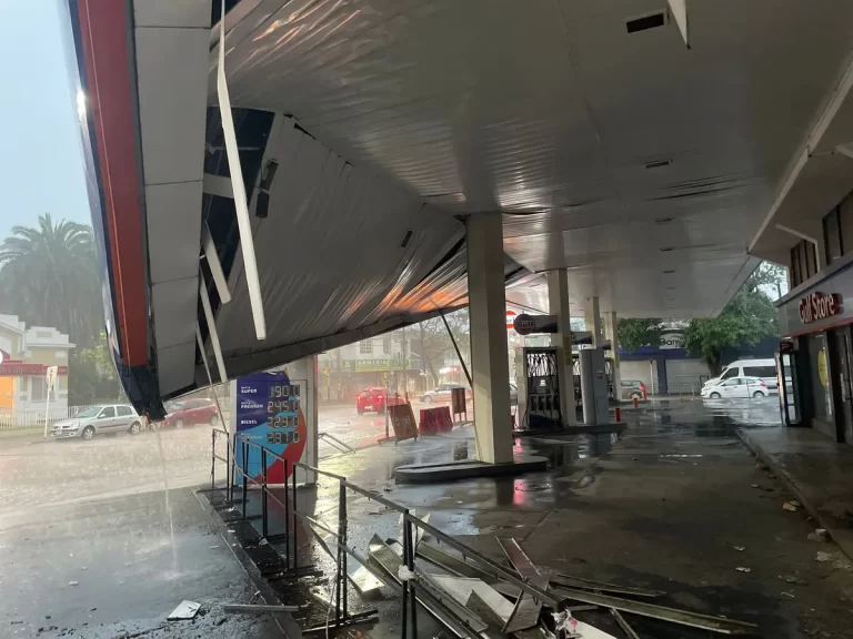 Se cayó el techo de una estación de servicio en Monte Grande