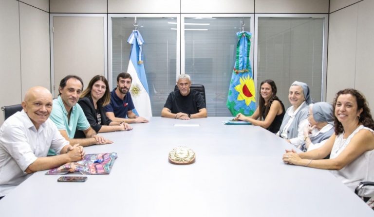 Entregan subsidios a escuelas de Avellaneda
