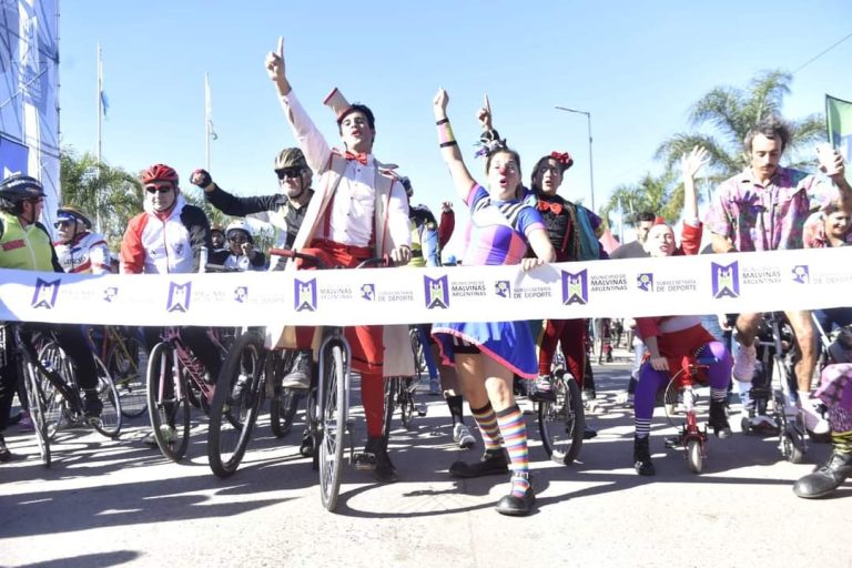 Realizan bicicleateada en familia