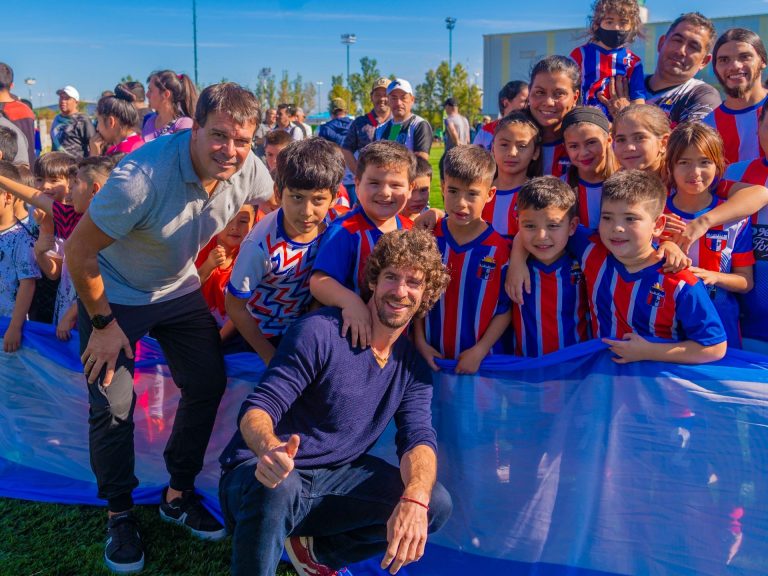 Andreotti inauguró la nueva cancha de césped sintético en el Polideportivo N°2     