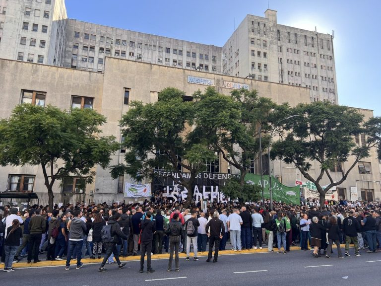 “Abrazo solidario” en el Hospital de Clínicas por la baja del presupuesto a la UBA