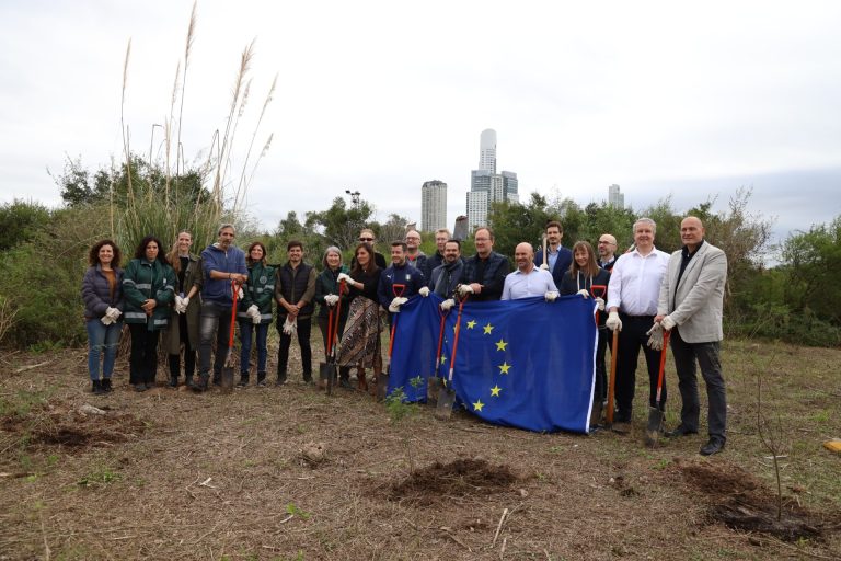 La Ciudad realizó una plantación en conjunto con embajadores de la Unión Europea