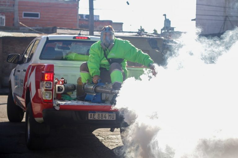 El Municipio fumigó en los barrios de Lanús para combatir el dengue