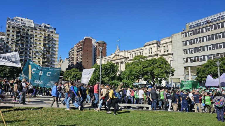 Marcha Universitaria Federal: los estudiantes salen desde la Plaza Houssay