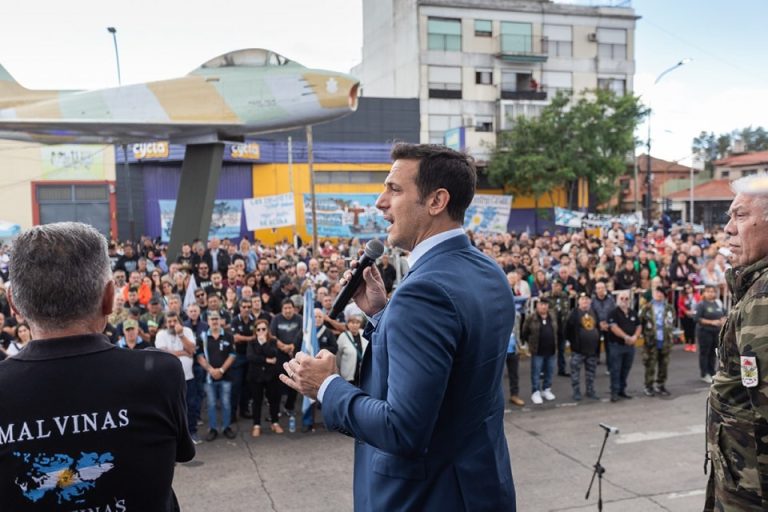 Emotivo desfile cívico militar en Lanús en honor a los veteranos