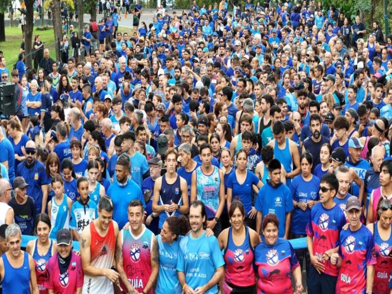 Más de 1.500 vecinos participaron de Lomas Corre de Azul