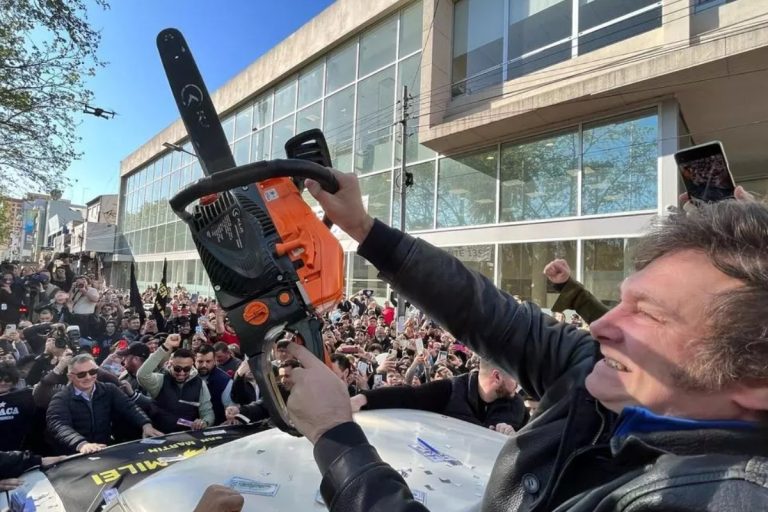 El Gobierno aseguró que en su programa económico “la motosierra es eterna”