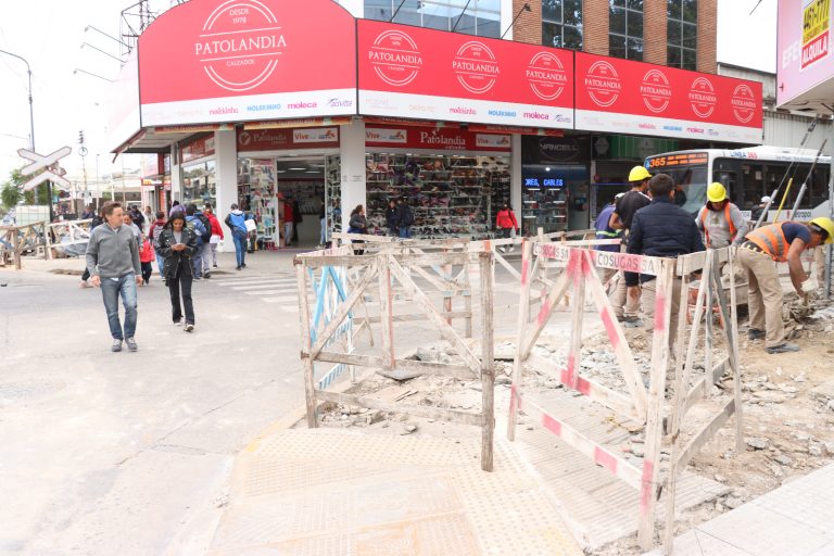 Realizan el soterrado de cables y renovación de veredas en el centro de San Miguel