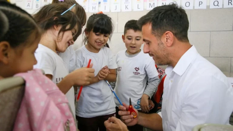 Entregaron tablets en escuela de Villa Jardín