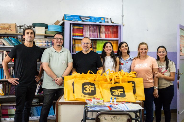 Entregan kits escolares en Tres de Febrero