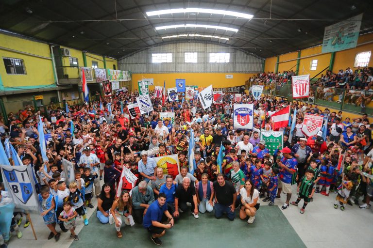Entregan materiales a clubes de Esteban Echeverría