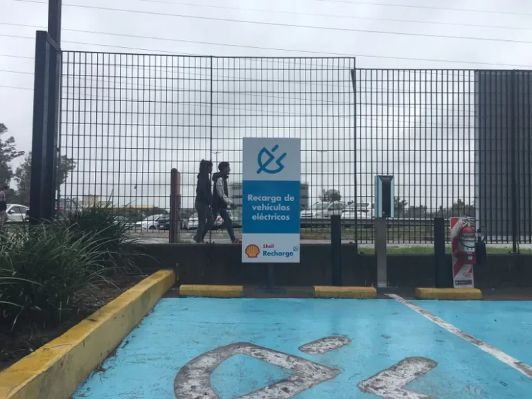 Suman estaciones para cargas de autos eléctricos