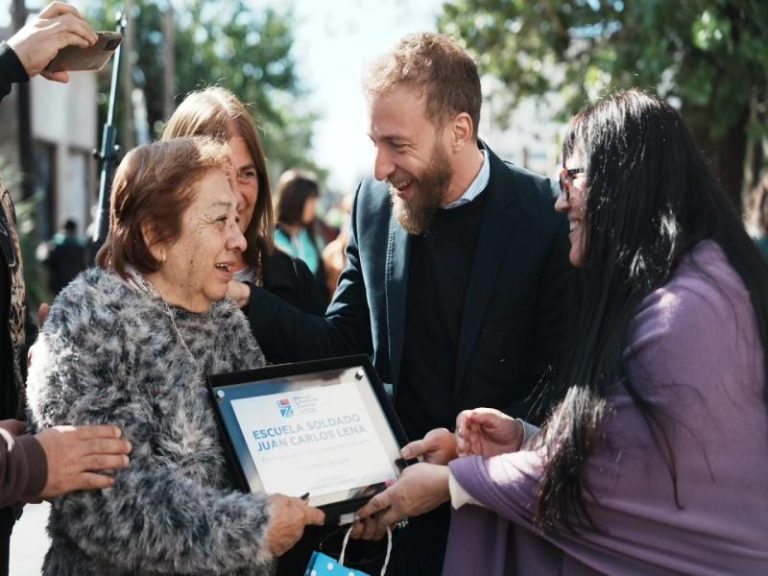 Cambian nombre de escuela en homenaje a caído en Malvinas