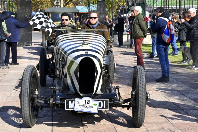 Exhibición de autos antiguos en el Museo de Arte