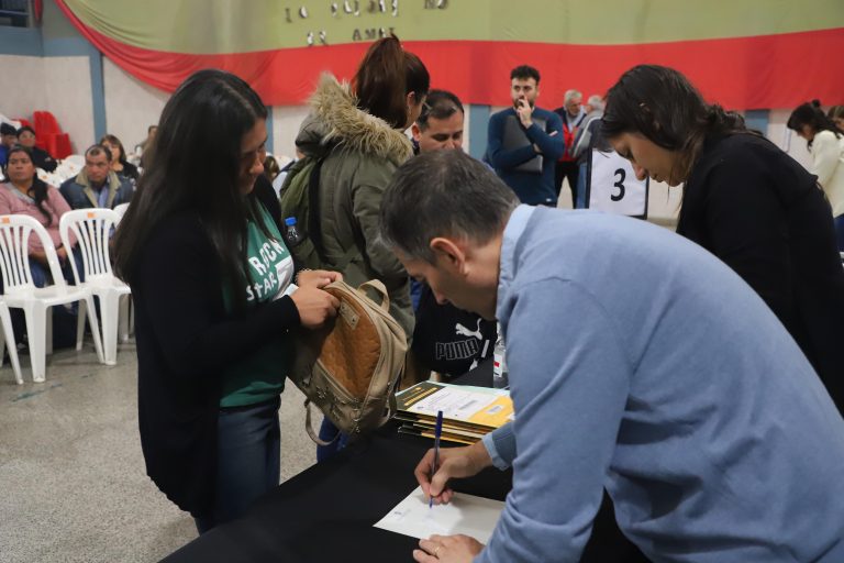Gray encabezó firma de escrituras