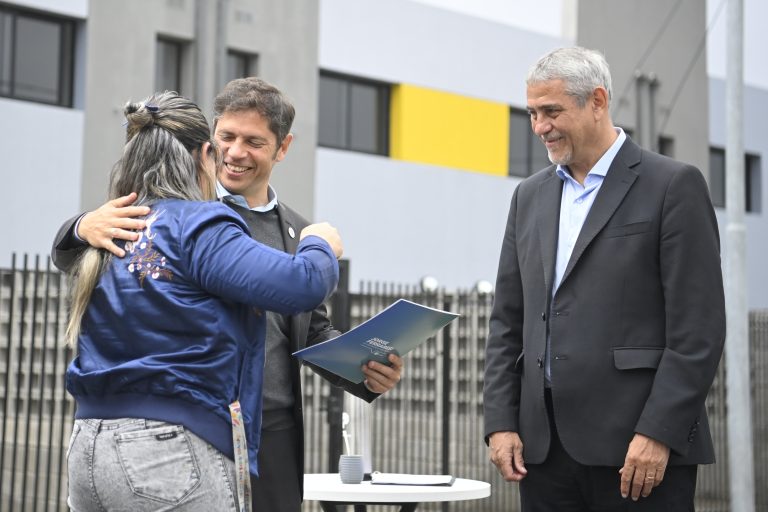 Kicillof y Ferraresi entregaron 18 viviendas en Avellaneda