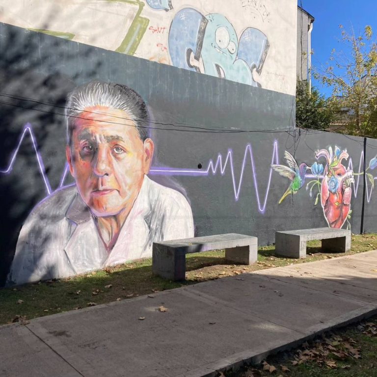 Restauran mural en homenaje a Favaloro