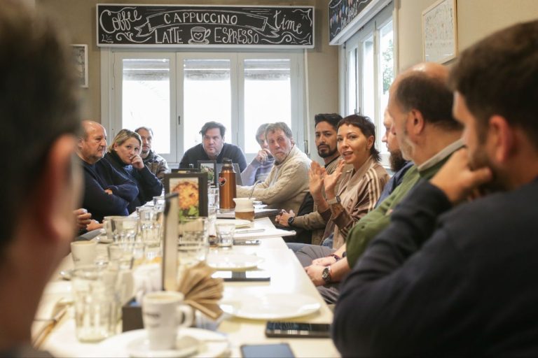 Mayra Mendoza articula acciones con comerciantes locales ante la caída del consumo