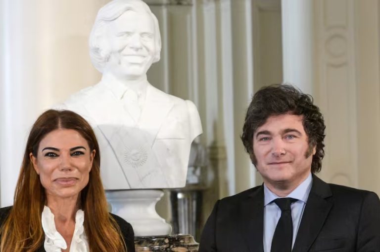 Milei inauguró el busto de Menem en Casa Rosada y lanzó: “Es un acto de justicia”