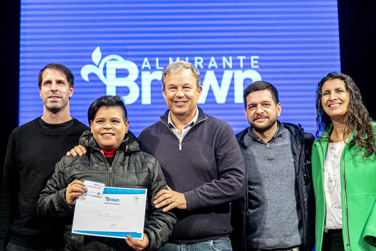 Cascallares entregó habilitaciones sanitarias y carnets a emprendedores